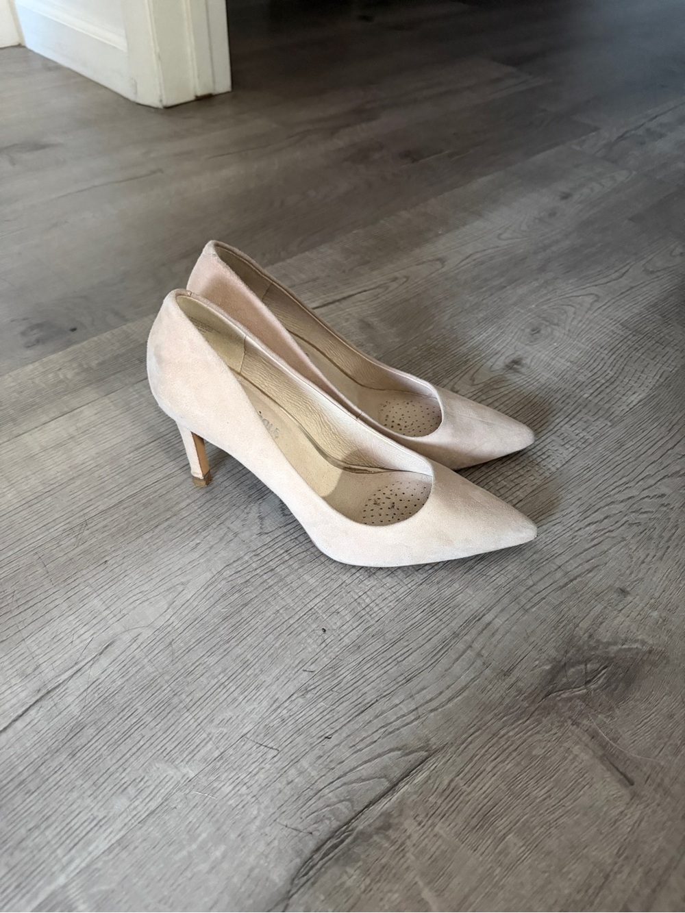 Kenneth Cole Classic Pointed Toe Mid Heel Pumps in Blush